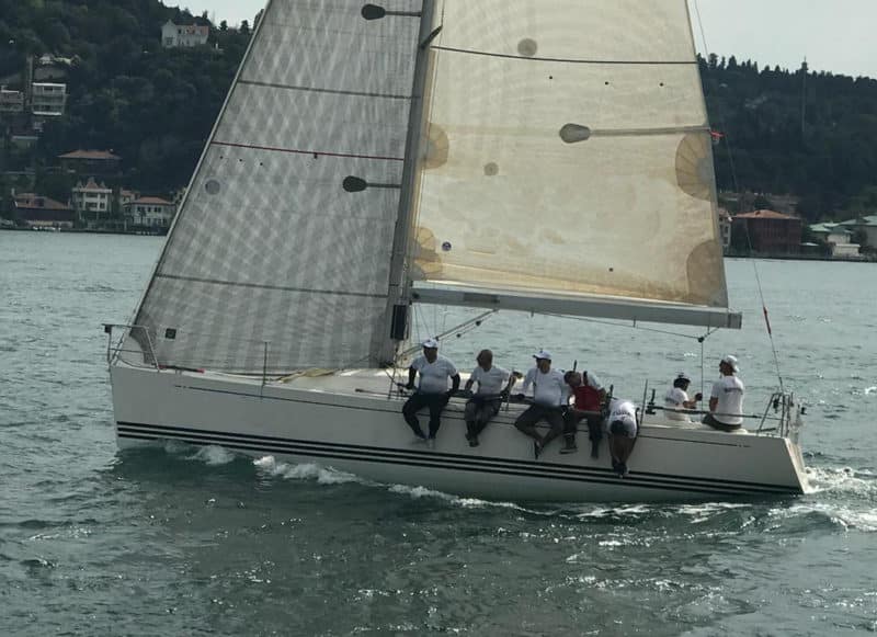 İstanbul Boğazı'nda Alfasail yelken okulu öğrencileri tekne üzerinde uygulamalı eğitim alıyor