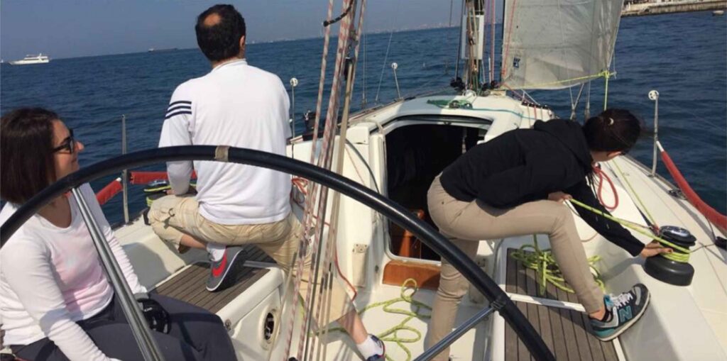 İstanbul'da yelken kursu sırasında öğrencilerin teknede pratik eğitim yaptığı an