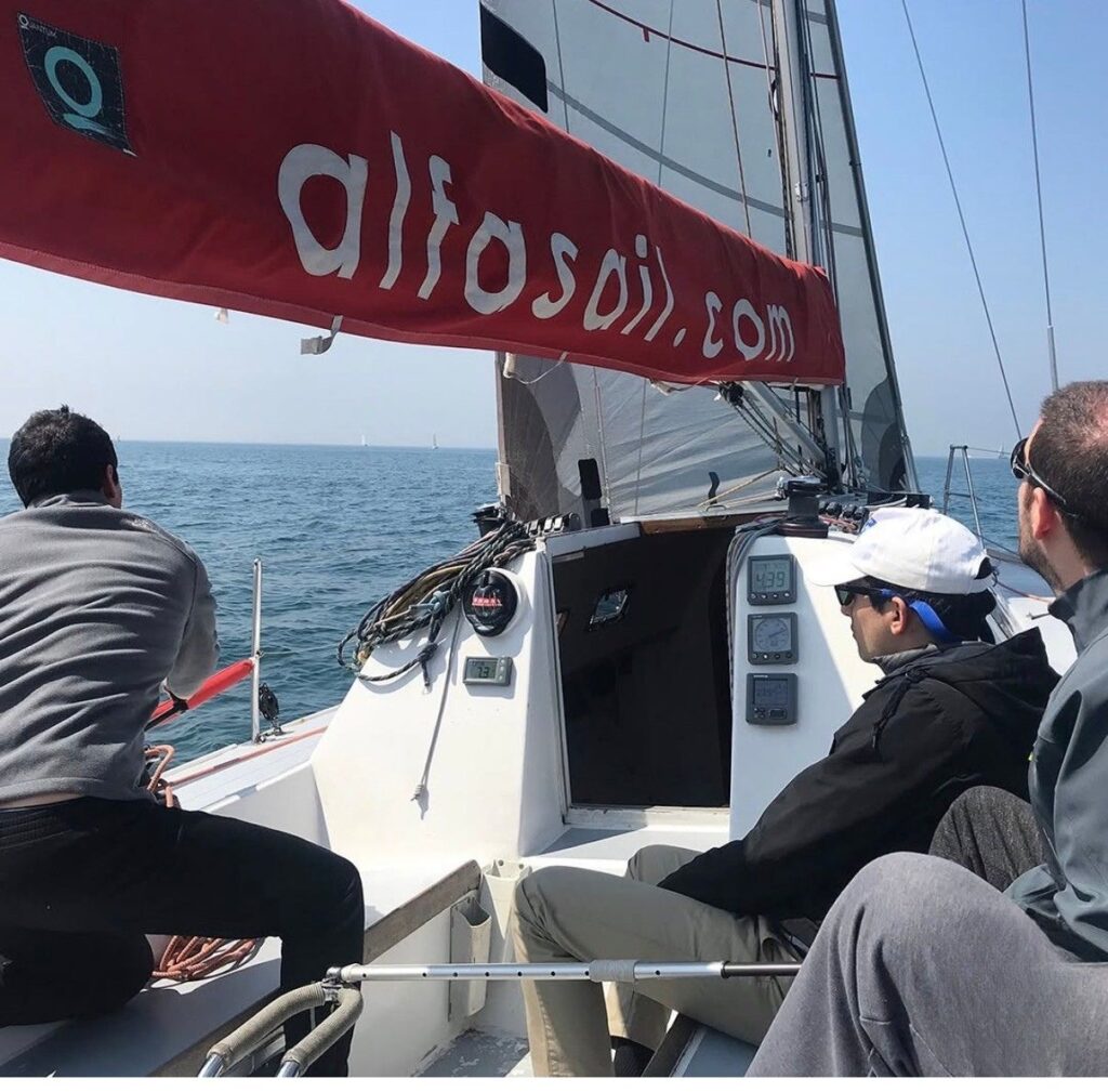 Alfasail yelken kursunda öğrenciler teknede pratik eğitim sırasında yelken manevralarını öğreniyor