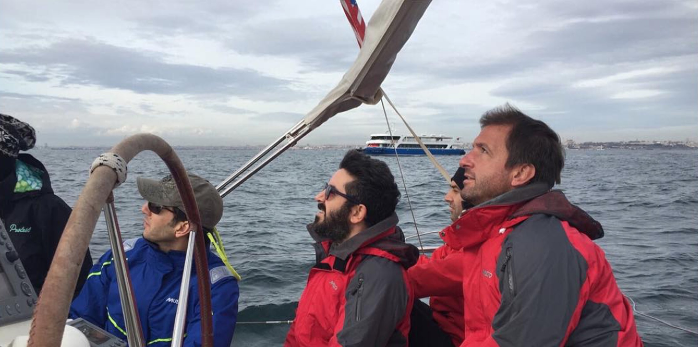 Alfasail yelken okulu eğitmeni öğrenciyle teknede pratik yapıyor