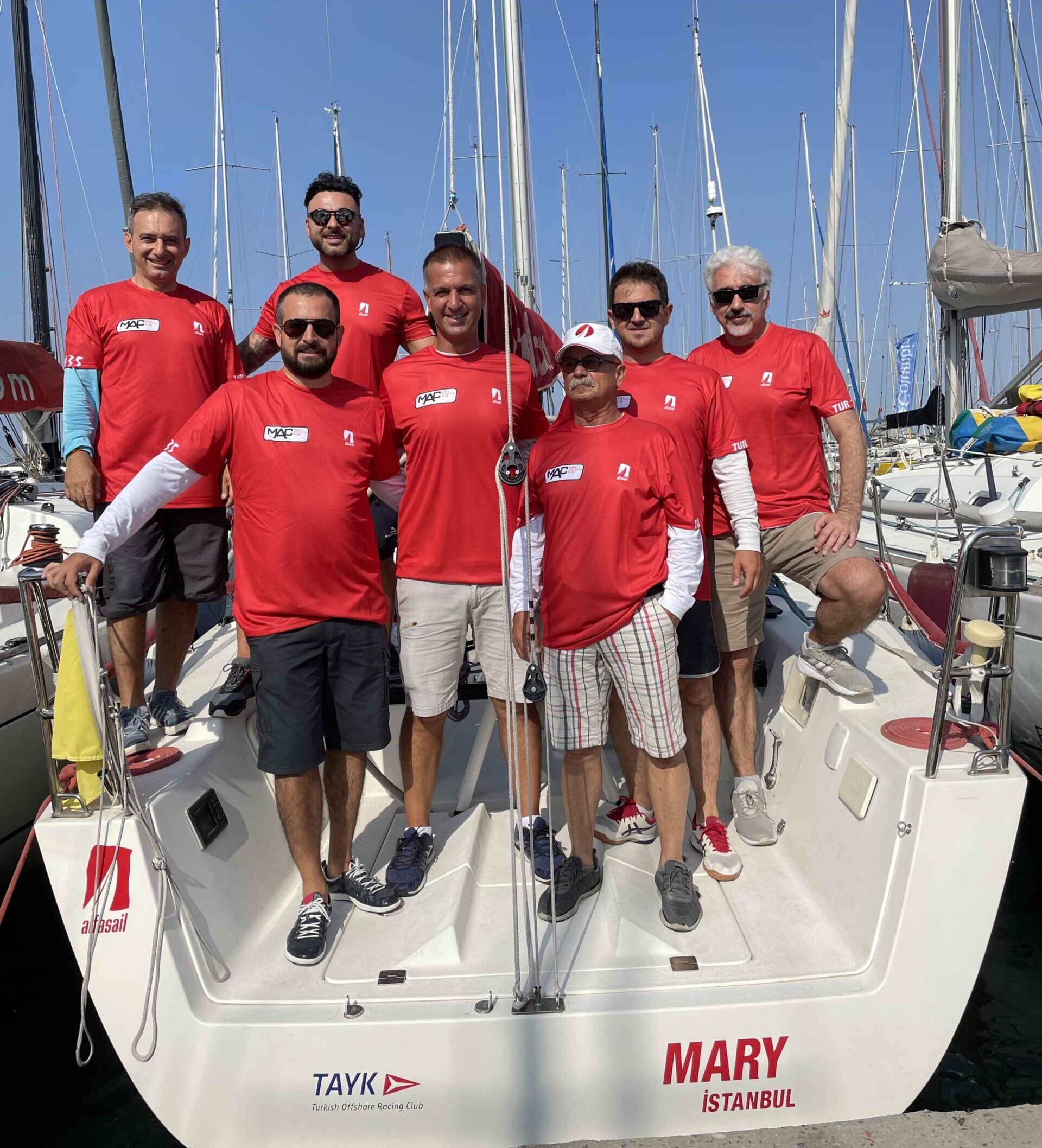 Yelkenli team building sonrası başarı hissi yaşayan ekip