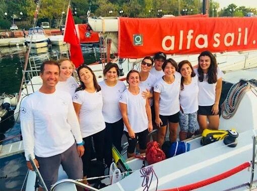 Kurumsal ekip yelken deneyimi sonrası marinada değerlendirme yapıyor