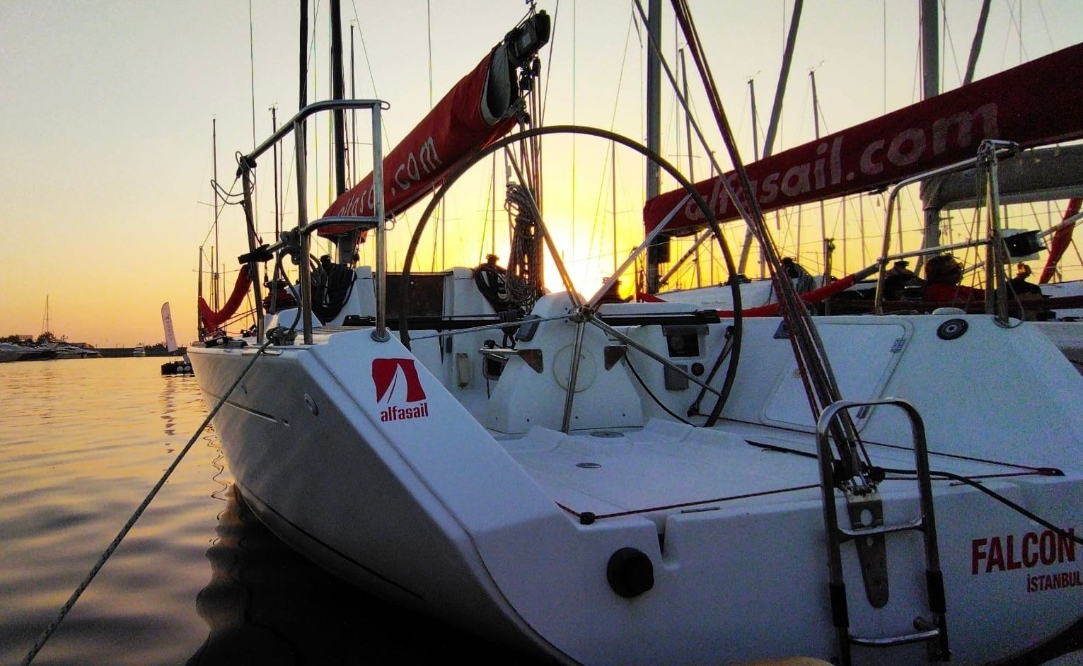 Gün batımında Kalamış Marinada Bağlı Alfasail Tekneleri