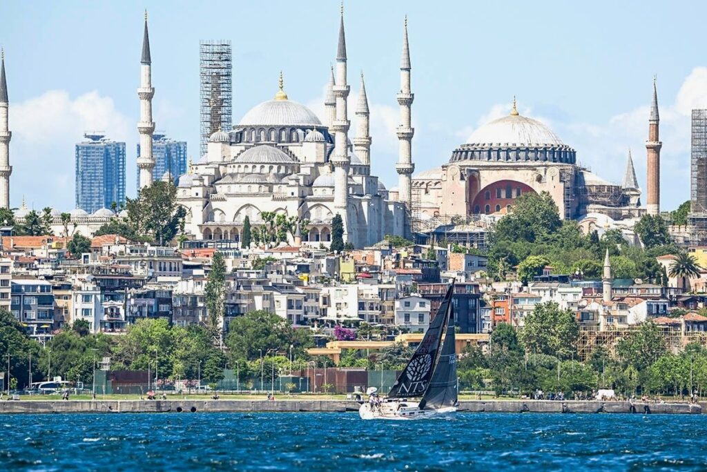 Hafta sonu yelken eğitiminde İstanbul açıklarında yelken yapan Alfasail öğrencileri