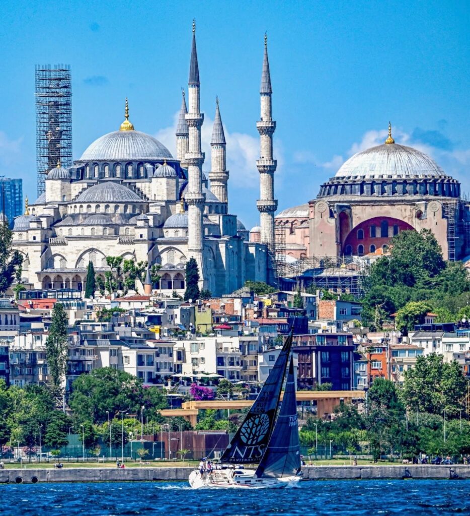 Marmara Denizi'nde yelkenli tekne, arka planda İstanbul'un tarihi silueti