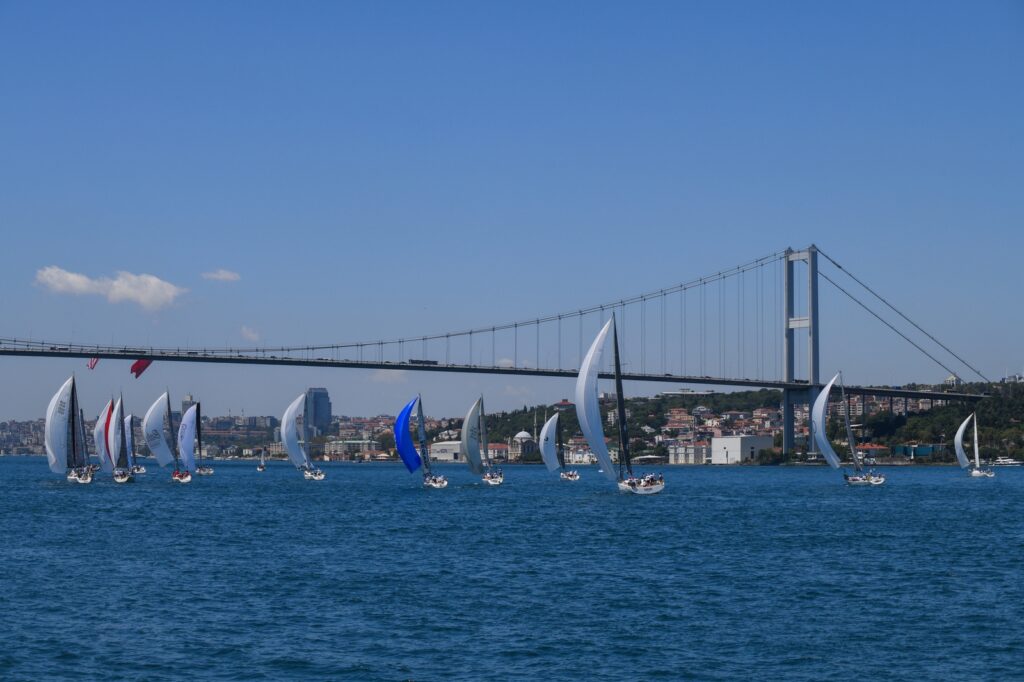 TAYK Güney Yarışı'nda İstanbul Boğazı'nda Boğaziçi Köprüsü önünde yarışan yelkenli tekneler