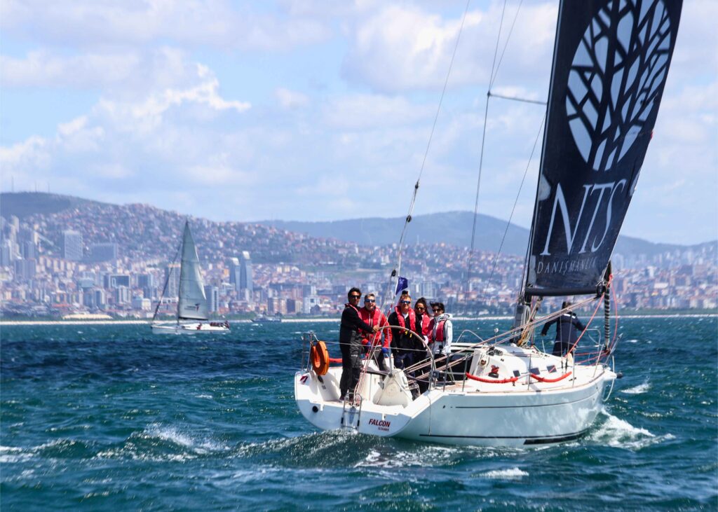 Alfasail yelken eğitiminde denizde uygulamalı eğitim yapan yetişkin kursiyerler