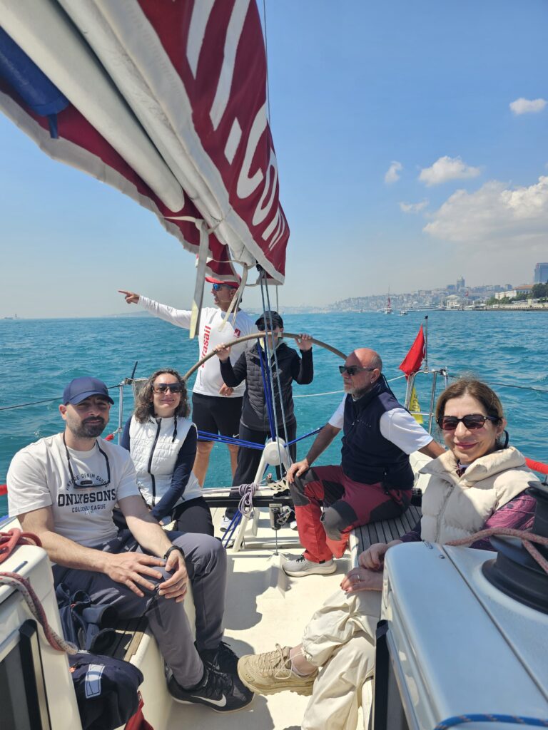Alfasail yelken eğitimi — öğrenciler İstanbul Boğazı'nda tekne üzerinde ADB dersi alıyor