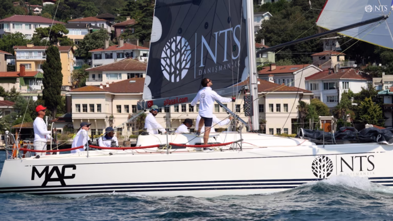 Yelken eğitimi sırasında ekip olarak yelken ayarı yapan katılımcılar