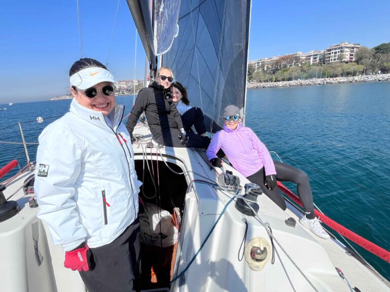 Hafta sonu yelken kursu — Kalamış Marina'dan denize açılan Alfasail eğitim teknesi