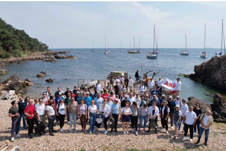 İstanbul kıyı hattı ve Marmara Denizi prens adaları — şirket etkinlikleri için eşsiz yelken ortamı