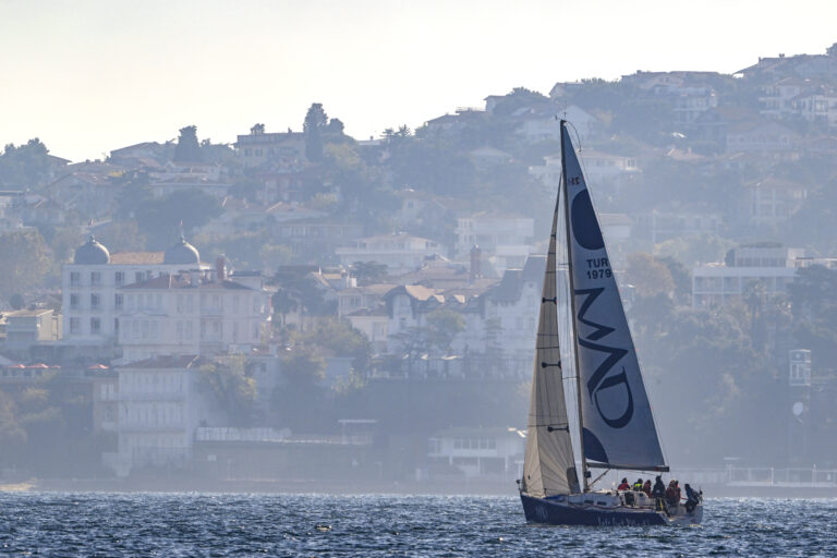 İstanbul'da yelken öğrenmek — Marmara Denizi'nde Alfasail eğitim teknesi açık denizde