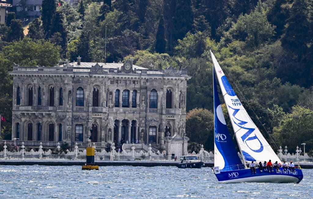 Alfasail Mary teknesi MAD Parfumeur sponsorlu yarış sezonunda