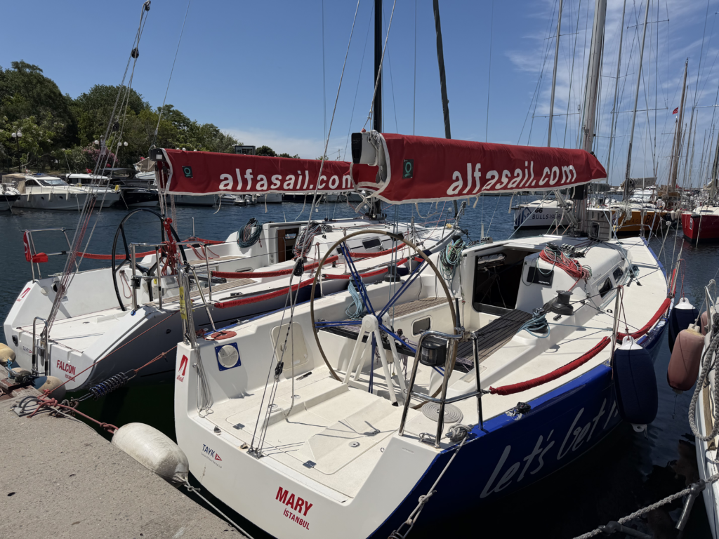 B-6 iskelesinde Mary X-35 ve Falcon First 34.7 tekneleri