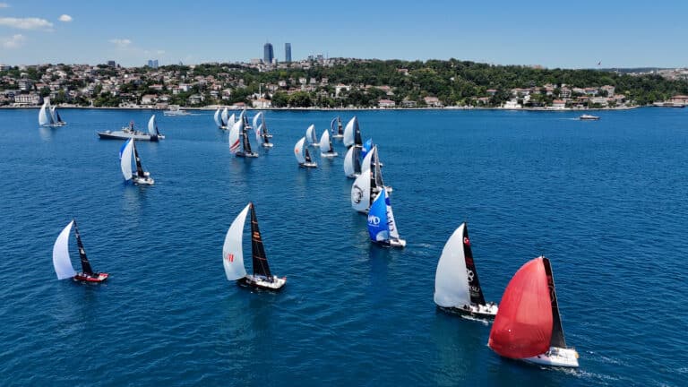 Açık deniz yelken yarışı Deniz Kuvvetleri Kupası startında Boğaz'da balon seyrindeki filo ve MAD Parfumeur Mary