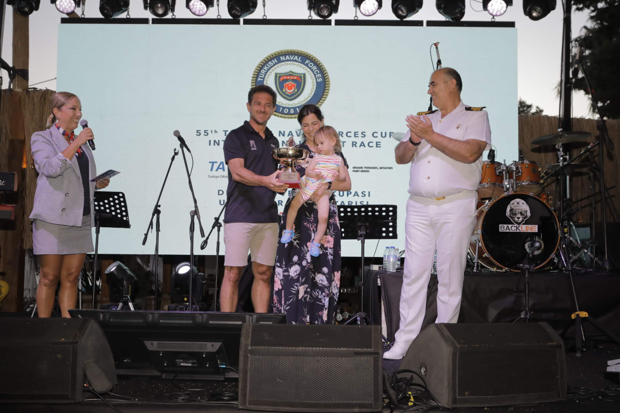 Deniz Kuvvetleri Kupası ödül töreninde kupasını alan MAD Parfumeur Mary ekibi